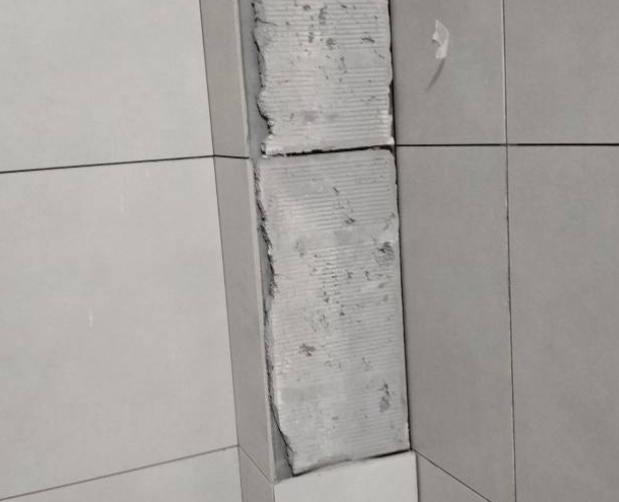 西盟瓷砖空鼓维修公司分享下瓷砖施工前基层浇水润湿程度不足，可能导致以下问题