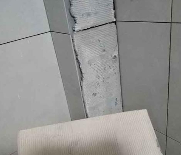 西盟瓷砖空鼓维修公司分享下厨房瓷砖脱落的补救措施。